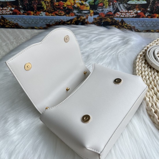 570 [Dolce Gabbana] Model number: 9112 Original order ➰Delicate handmade, imported cowhide bag body with pure handmade oil edges on top, embellished with standing effect quilted DG log Fashion trend, favorite of many celebrities, crossbody, overseas purch