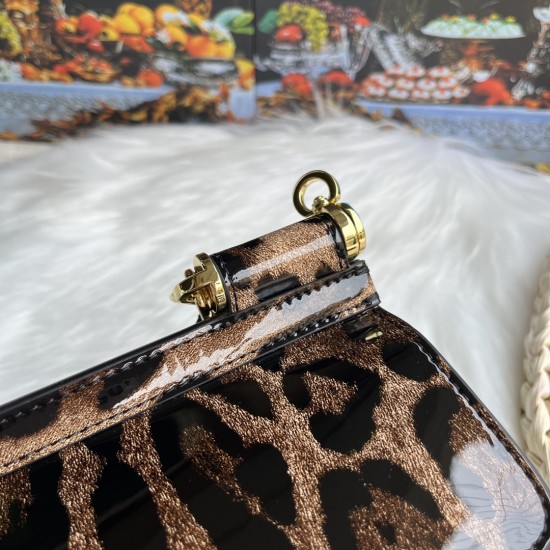 470 [Dolce Gabbana] model number: 2111 patent leather leopard print, perfect bag shape, customized vacuum high electroplated hardware, versatile bag type, portable crossbody is suitable for any occasion, gorgeous enough to amazing four seats, every presen