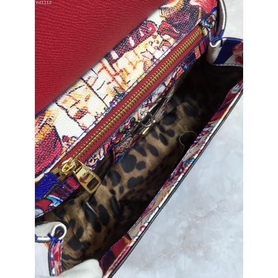 480 [Dolce Gabbana] The same crossbody bag as a celebrity, crossbody, mirror, overseas purchasing special products, fashionable and aura, brand new bag style, any combination can be as long as there is a fashionable heart, you can keep it clearly, when an