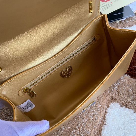600 [Dolce Gabbana] Top original list ➰Delicious handmade Imported cowhide leather with original hardware bag body with pure handmade oil on top of the top of many celebrities' favorites. Crossbody can be purchased overseas for special products with a sty