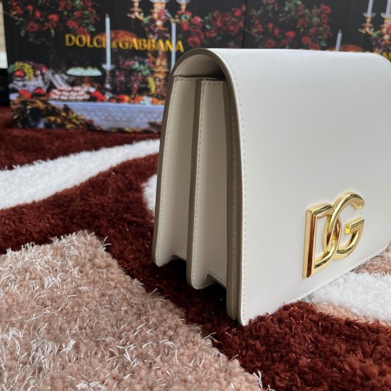 600 [Dolce Gabbana] Model number: 5188 original list ➰Semantic delicate handmade imported cowhide, front DG logo, pure handmade oil on the top of the bag, favorite of many celebrities, overseas purchasing special products, style and aura, new bag style, a