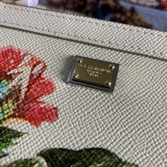 480 [Dolce Gabbana] The same crossbody bag as a celebrity, crossbody, mirror, overseas purchasing special products, fashionable and aura, brand new bag style, any combination can be as long as there is a fashionable heart, you can keep it clearly, when an