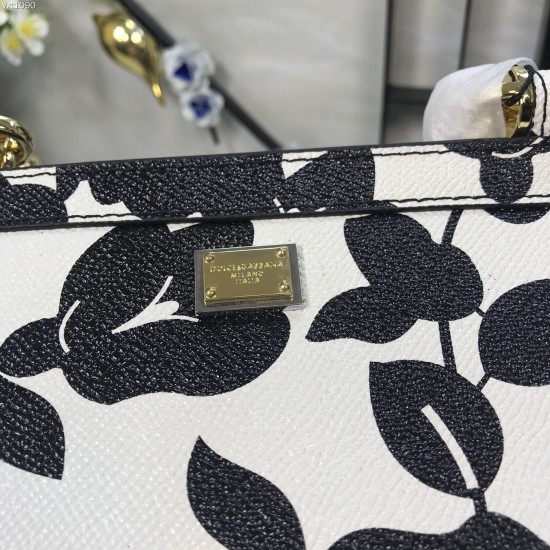 480 [Dolce Gabbana] The same crossbody bag as a celebrity, crossbody, mirror, overseas purchasing special products, fashionable and aura, brand new bag style, any combination can be as long as there is a fashionable heart, you can keep it clearly, when an