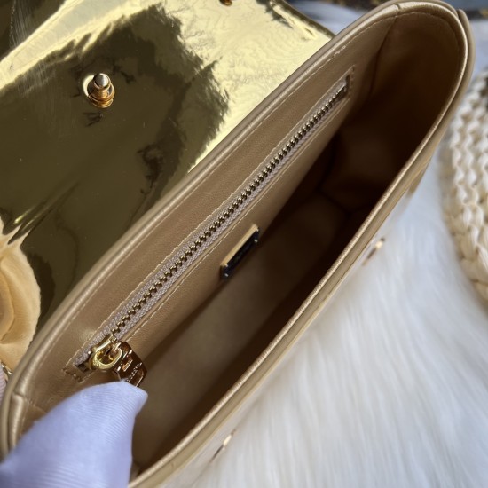 570 [Dolce Gabbana] Model number: 9112 Original order ➰Delicate handmade, imported cowhide bag body with pure handmade oil edges on top, embellished with standing effect quilted DG log Fashion trend, favorite of many celebrities, crossbody, overseas purch