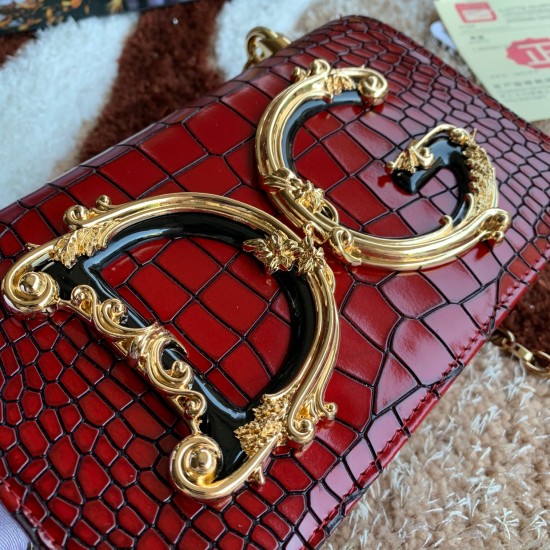 600 【Dolce Gabbana】Top original list ➰Delicate handmade series crossbody bags, imported raw materials, resin bottom plated with real gold DG logo on the front, the flip cover is hidden magnetic buckle, fixed electroplated ruthenium chain decoration, pure 600 【Dolce Gabbana】Top original list ➰Delicate handmade series crossbody bags, imported raw materials, resin bottom plated with real gold DG logo on the front, the flip cover is hidden magnetic buckle, fixed electroplated ruthenium chain decoration, pure