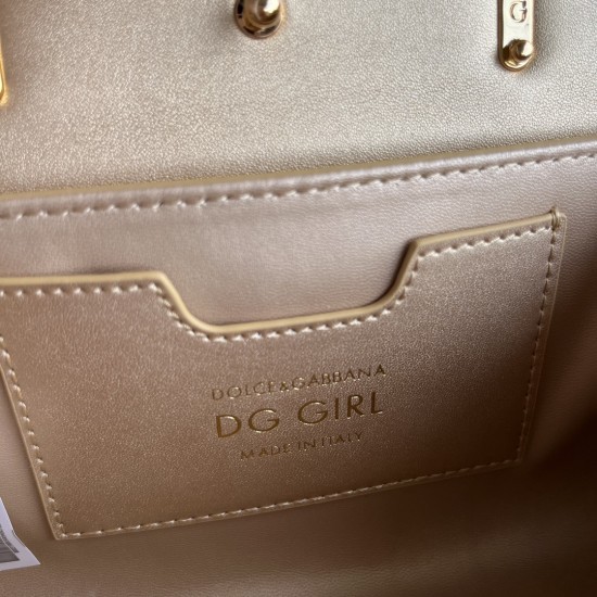 550 【Dolce Gabbana】❤️New.Model number: 9111 original list ➰Delicate and handmade, imported cowhide bag body with pure handmade oil edges on the top, embellished with DG double electroplating sign fashion trend, front flip cover adopts hidden magnetic buck 550 【Dolce Gabbana】❤️New.Model number: 9111 original list ➰Delicate and handmade, imported cowhide bag body with pure handmade oil edges on the top, embellished with DG double electroplating sign fashion trend, front flip cover adopts hidden magnetic buck