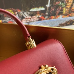 570 【Dolce Gabbana】❤️New.Model number: 9111 original list ➰Delicate and handmade, imported cowhide bag body with pure handmade oil edges on the top, embellished with DG double electroplating sign fashion trend, front flip cover adopts hidden magnetic buck