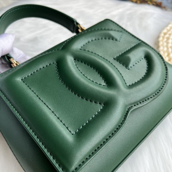 570 [Dolce Gabbana] Model number: 9112 Original order ➰Delicate handmade, imported cowhide bag body with pure handmade oil edges on top, embellished with standing effect quilted DG log Fashion trend, favorite of many celebrities, crossbody, overseas purch