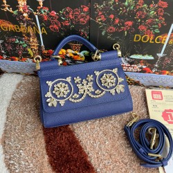 P550 model number: 4133 palm print high-end product [Dolce Gabbana] Another platinum bag in the fashion industry ➰Delicate handmade classic model solid color versatile. Favorite of many celebrities. Crossbody can be used with mirrors. Special products for