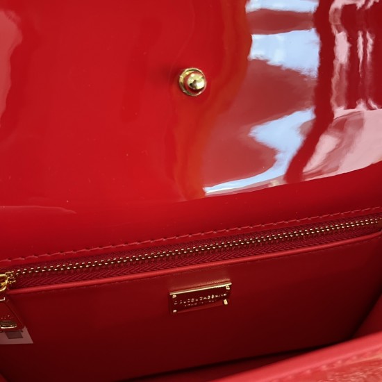 530 [Dolce Gabbana] Model number: 5515 Top original list ➰Delicious handmade, imported cowhide bag body with pure handmade oil edges on top, embellished with standing effect quilted DG log Fashion trend, favorite of many celebrities, crossbody, overseas p