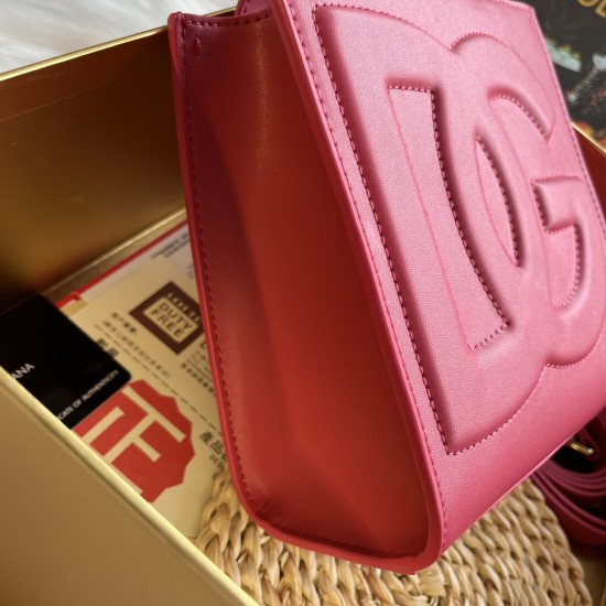 520 【Dolce Gabbana】New.Model number: 5527 Original DG Logo Bag Mini Tote Bag➰Deliciously handmade, imported cowhide bag body with pure handmade oil edges on top, the favorite of many celebrities, overseas purchasing special products, style and aura, as lo 520 【Dolce Gabbana】New.Model number: 5527 Original DG Logo Bag Mini Tote Bag➰Deliciously handmade, imported cowhide bag body with pure handmade oil edges on top, the favorite of many celebrities, overseas purchasing special products, style and aura, as lo