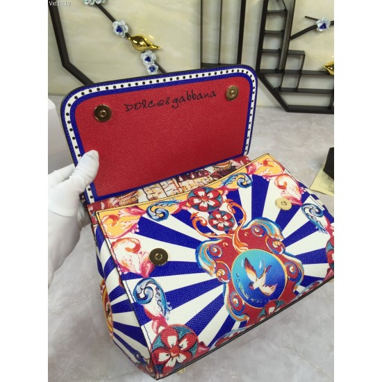 480 [Dolce Gabbana] The same crossbody bag as a celebrity, crossbody, mirror, overseas purchasing special products, fashionable and aura, brand new bag style, any combination can be as long as there is a fashionable heart, you can keep it clearly, when an