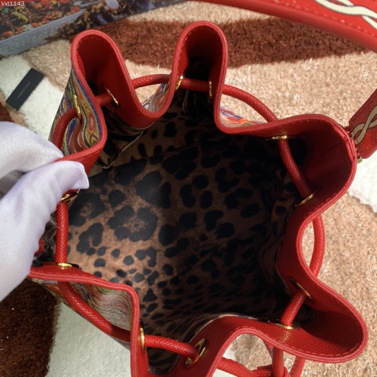 510 [Dolce Gabbana] Classic bucket bag, crossbody, special products for overseas purchasing, new bag style and aura, any combination can be used as long as there is a fashionable heart, you can keep it clearly when and where DG will always show you infini