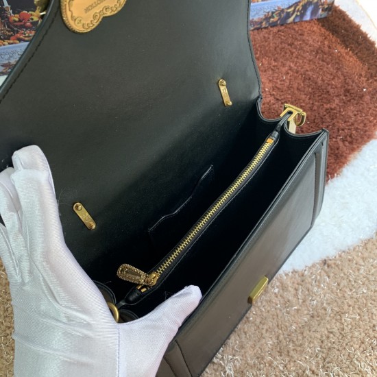 550 [Dolce Gabbana] Model number: 4158 Original single crossbody women's bag ➰Delicious handmade Imported cowhide with original hardware bag body with pure handmade oil on top of the top of many celebrities' favorites. Crossbody can be purchased overseas 