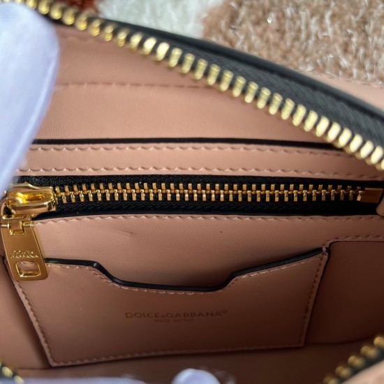 530【Dolce Gabbana】Model number: 3320 Original ➰Semantic delicate handmade imported cowhide, front DG logo, pure handmade oil on the top of the bag, favorite of many celebrities, overseas purchasing special products, fashionable and aura, new bag style, an 530【Dolce Gabbana】Model number: 3320 Original ➰Semantic delicate handmade imported cowhide, front DG logo, pure handmade oil on the top of the bag, favorite of many celebrities, overseas purchasing special products, fashionable and aura, new bag style, an