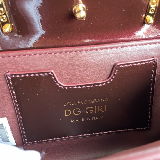 550 【Dolce Gabbana】❤️New.Model number: 9111 patent leather original ➰Delicate and handmade, imported cowhide bag body with pure handmade oil edge on top, embellished with DG double electroplating sign fashion trend, front flip cover adopts hidden magnetic 550 【Dolce Gabbana】❤️New.Model number: 9111 patent leather original ➰Delicate and handmade, imported cowhide bag body with pure handmade oil edge on top, embellished with DG double electroplating sign fashion trend, front flip cover adopts hidden magnetic