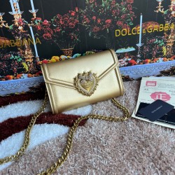 530 original DolceGabbana overseas purchasing special product model number 5512,️Double crossbody clutch bag is mainly simple and fashionable, using imported cowhide raw materials. Butterfly gold-plated DG logo inlaid pearl front flip with hidden magnetic