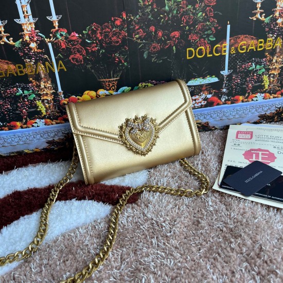 530 original DolceGabbana overseas purchasing special product model number 5512,️Double crossbody clutch bag is mainly simple and fashionable, using imported cowhide raw materials. Butterfly gold-plated DG logo inlaid pearl front flip with hidden magnetic 530 original DolceGabbana overseas purchasing special product model number 5512,️Double crossbody clutch bag is mainly simple and fashionable, using imported cowhide raw materials. Butterfly gold-plated DG logo inlaid pearl front flip with hidden magnetic