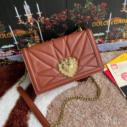 600 [Dolce Gabbana] Top original list ➰Delicious handmade Imported cowhide leather with original hardware bag body with pure handmade oil on top of the top of many celebrities' favorites. Crossbody can be purchased overseas for special products with a sty