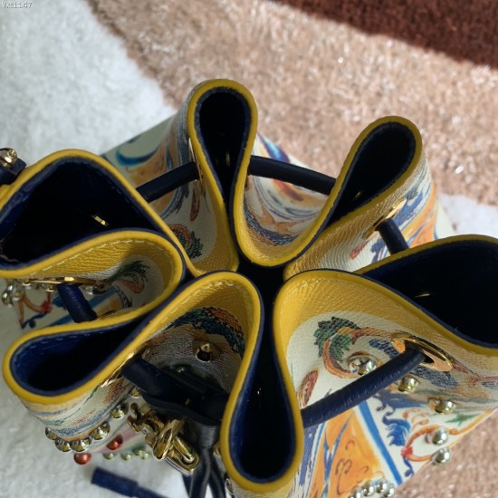530 [Dolce Gabbana] Classic bucket bag, crossbody, special products for overseas purchasing, new bag style and aura, any combination can be used as long as there is a fashionable heart, you can keep it clearly when and where DG will always show you infini
