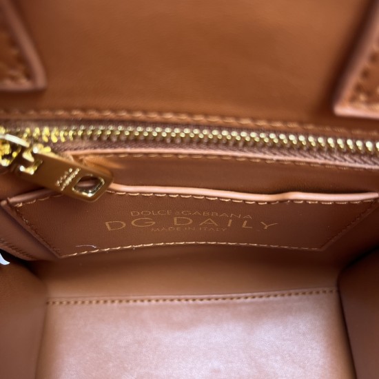 520 【Dolce Gabbana】New.Model number: 5527 Original DG Logo Bag Mini Tote Bag➰Deliciously handmade, imported cowhide bag body with pure handmade oil edges on top, the favorite of many celebrities, overseas purchasing special products, style and aura, as lo 520 【Dolce Gabbana】New.Model number: 5527 Original DG Logo Bag Mini Tote Bag➰Deliciously handmade, imported cowhide bag body with pure handmade oil edges on top, the favorite of many celebrities, overseas purchasing special products, style and aura, as lo