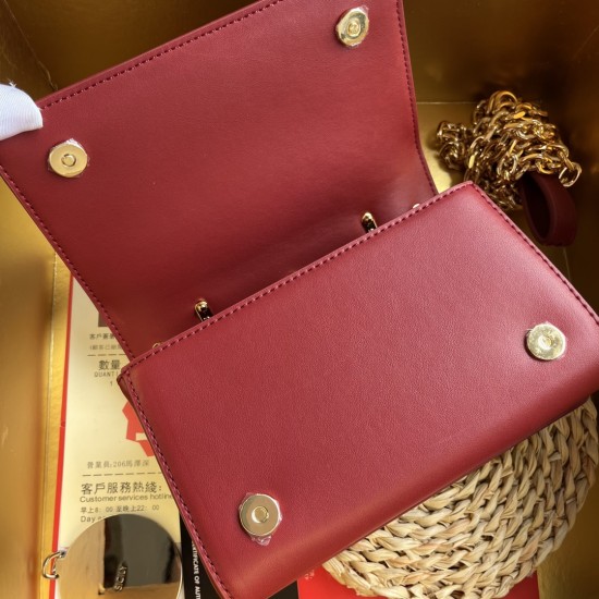 550 【Dolce Gabbana】❤️New.Model number: 9111 original list ➰Delicate and handmade, imported cowhide bag body with pure handmade oil edges on the top, embellished with DG double electroplating sign fashion trend, front flip cover adopts hidden magnetic buck 550 【Dolce Gabbana】❤️New.Model number: 9111 original list ➰Delicate and handmade, imported cowhide bag body with pure handmade oil edges on the top, embellished with DG double electroplating sign fashion trend, front flip cover adopts hidden magnetic buck