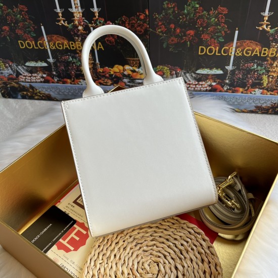 520 【Dolce Gabbana】New.Model number: 5527 Original DG Logo Bag Mini Tote Bag➰Deliciously handmade, imported cowhide bag body with pure handmade oil edges on top, the favorite of many celebrities, overseas purchasing special products, style and aura, as lo 520 【Dolce Gabbana】New.Model number: 5527 Original DG Logo Bag Mini Tote Bag➰Deliciously handmade, imported cowhide bag body with pure handmade oil edges on top, the favorite of many celebrities, overseas purchasing special products, style and aura, as lo