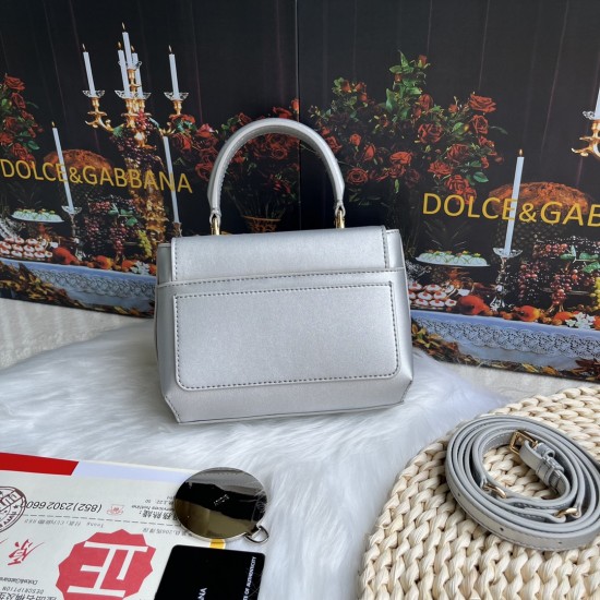 570 [Dolce Gabbana] Model number: 9112 Original order ➰Delicate handmade, imported cowhide bag body with pure handmade oil edges on top, embellished with standing effect quilted DG log Fashion trend, favorite of many celebrities, crossbody, overseas purch