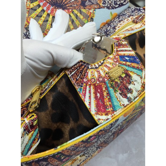 480 [Dolce Gabbana] The same crossbody bag as a celebrity, crossbody, mirror, overseas purchasing special products, fashionable and aura, brand new bag style, any combination can be as long as there is a fashionable heart, you can keep it clearly, when an