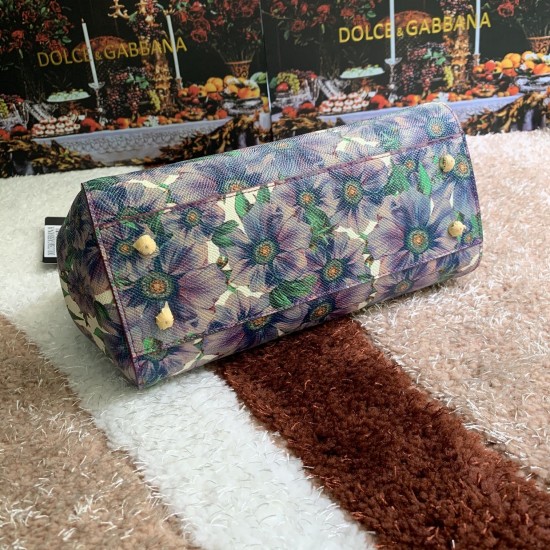 480 [Dolce Gabbana] The same crossbody bag as a celebrity, crossbody, mirror, overseas purchasing special products, fashionable and aura, brand new bag style, any combination can be as long as there is a fashionable heart, you can keep it clearly, when an