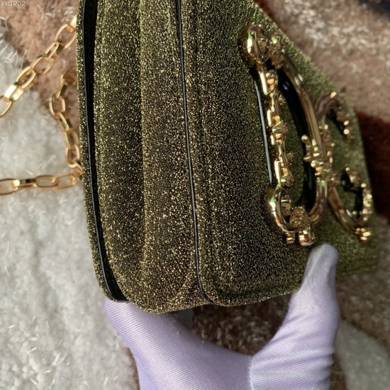 570 【Dolce Gabbana】Gold Wire Cloth Crossbody Bag Top Original List ➰Delicate Handmade Series Crossbody Bags Use imported raw materials The front is embellished with resin bottom and real gold DG logo. The front flip is made of hidden magnetic buckle openi 570 【Dolce Gabbana】Gold Wire Cloth Crossbody Bag Top Original List ➰Delicate Handmade Series Crossbody Bags Use imported raw materials The front is embellished with resin bottom and real gold DG logo. The front flip is made of hidden magnetic buckle openi