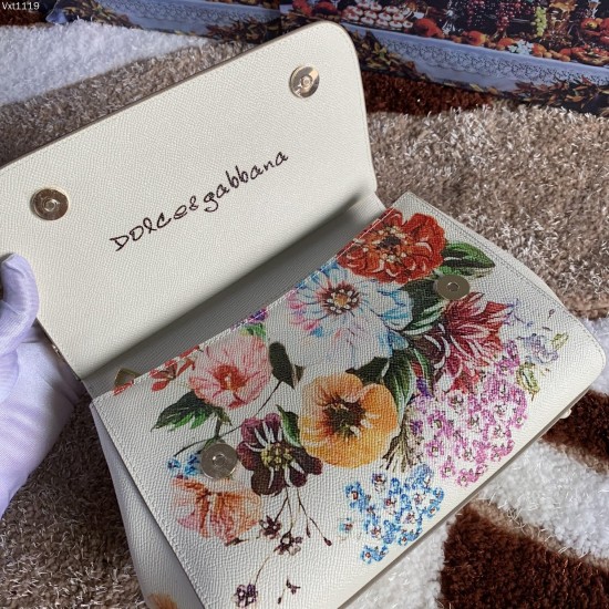 480 [Dolce Gabbana] The same crossbody bag as a celebrity, crossbody, mirror, overseas purchasing special products, fashionable and aura, brand new bag style, any combination can be as long as there is a fashionable heart, you can keep it clearly, when an
