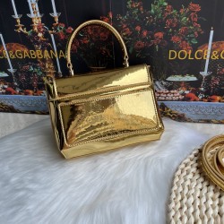 570 [Dolce Gabbana] Model number: 9112 Original order ➰Delicate handmade, imported cowhide bag body with pure handmade oil edges on top, embellished with standing effect quilted DG log Fashion trend, favorite of many celebrities, crossbody, overseas purch