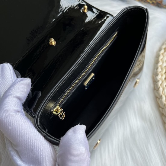 570 [Dolce Gabbana] Model number: 9112 Original order ➰Delicate handmade, imported cowhide bag body with pure handmade oil edges on top, embellished with standing effect quilted DG log Fashion trend, favorite of many celebrities, crossbody, overseas purch