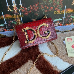 600 【Dolce Gabbana】Top original list ➰Delicate handmade series crossbody bags, imported raw materials, resin bottom plated with real gold DG logo on the front, the flip cover is hidden magnetic buckle, fixed electroplated ruthenium chain decoration, pure 