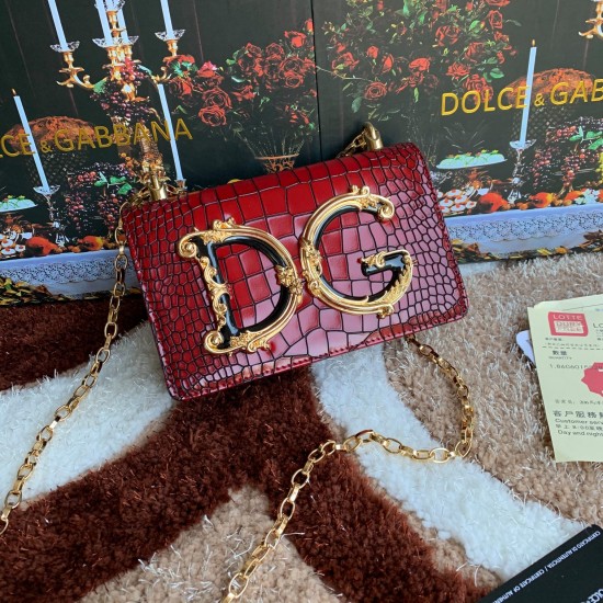 600 【Dolce Gabbana】Top original list ➰Delicate handmade series crossbody bags, imported raw materials, resin bottom plated with real gold DG logo on the front, the flip cover is hidden magnetic buckle, fixed electroplated ruthenium chain decoration, pure 600 【Dolce Gabbana】Top original list ➰Delicate handmade series crossbody bags, imported raw materials, resin bottom plated with real gold DG logo on the front, the flip cover is hidden magnetic buckle, fixed electroplated ruthenium chain decoration, pure
