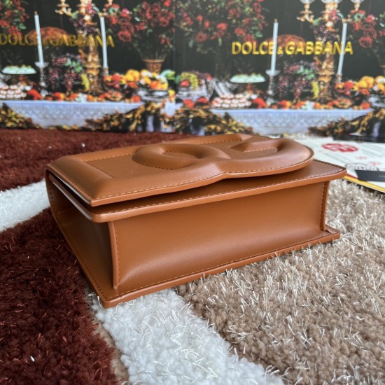 530 [Dolce Gabbana] Model number: 5515 Top original list ➰Delicious handmade, imported cowhide bag body with pure handmade oil edges on top, embellished with standing effect quilted DG log Fashion trend, favorite of many celebrities, crossbody, overseas p