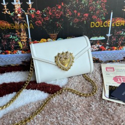 530 original DolceGabbana overseas purchasing special product model number 5512,️Double crossbody clutch bag is mainly simple and fashionable, using imported cowhide raw materials. Butterfly gold-plated DG logo inlaid pearl front flip with hidden magnetic