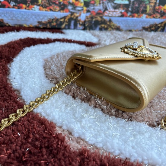 530 original DolceGabbana overseas purchasing special product model number 5512,️Double crossbody clutch bag is mainly simple and fashionable, using imported cowhide raw materials. Butterfly gold-plated DG logo inlaid pearl front flip with hidden magnetic 530 original DolceGabbana overseas purchasing special product model number 5512,️Double crossbody clutch bag is mainly simple and fashionable, using imported cowhide raw materials. Butterfly gold-plated DG logo inlaid pearl front flip with hidden magnetic