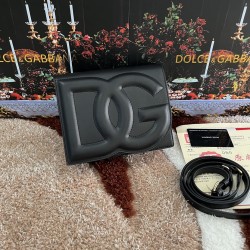 530 [Dolce Gabbana] Model number: 5515 Top original list ➰Delicious handmade, imported cowhide bag body with pure handmade oil edges on top, embellished with standing effect quilted DG log Fashion trend, favorite of many celebrities, crossbody, overseas p