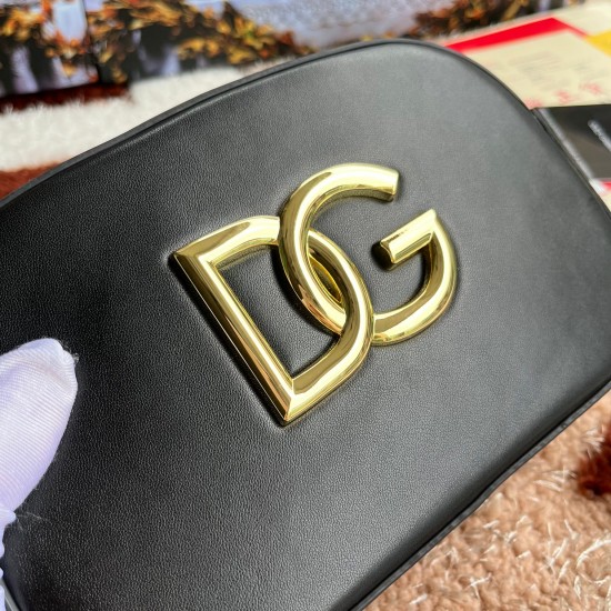 530【Dolce Gabbana】Model number: 3320 Original ➰Semantic delicate handmade imported cowhide, front DG logo, pure handmade oil on the top of the bag, favorite of many celebrities, overseas purchasing special products, fashionable and aura, new bag style, an 530【Dolce Gabbana】Model number: 3320 Original ➰Semantic delicate handmade imported cowhide, front DG logo, pure handmade oil on the top of the bag, favorite of many celebrities, overseas purchasing special products, fashionable and aura, new bag style, an