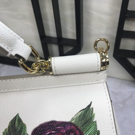480 [Dolce Gabbana] The same crossbody bag as a celebrity, crossbody, mirror, overseas purchasing special products, fashionable and aura, brand new bag style, any combination can be as long as there is a fashionable heart, you can keep it clearly, when an