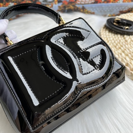 570 [Dolce Gabbana] Model number: 9112 Original order ➰Delicate handmade, imported cowhide bag body with pure handmade oil edges on top, embellished with standing effect quilted DG log Fashion trend, favorite of many celebrities, crossbody, overseas purch