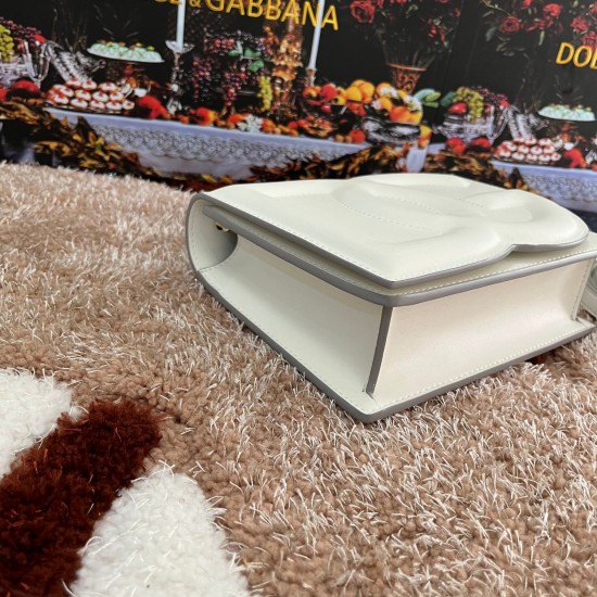 530 [Dolce Gabbana] Model number: 5515 Top original list ➰Delicious handmade, imported cowhide bag body with pure handmade oil edges on top, embellished with standing effect quilted DG log Fashion trend, favorite of many celebrities, crossbody, overseas p