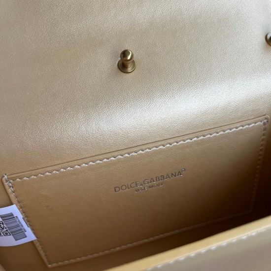 530 original DolceGabbana overseas purchasing special product model number 5512,️Double crossbody clutch bag is mainly simple and fashionable, using imported cowhide raw materials. Butterfly gold-plated DG logo inlaid pearl front flip with hidden magnetic 530 original DolceGabbana overseas purchasing special product model number 5512,️Double crossbody clutch bag is mainly simple and fashionable, using imported cowhide raw materials. Butterfly gold-plated DG logo inlaid pearl front flip with hidden magnetic