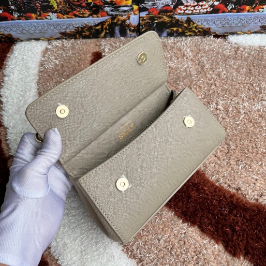 P550 model number: 4133 palm print high-end product [Dolce Gabbana] Another platinum bag in the fashion industry ➰Delicate handmade classic model solid color versatile. Favorite of many celebrities. Crossbody can be used with mirrors. Special products for