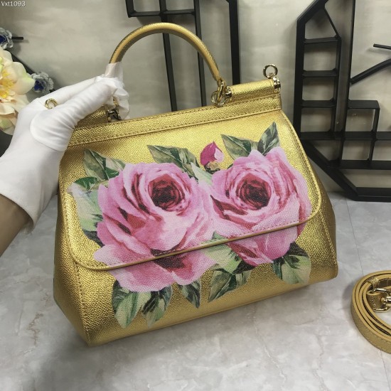 480 [Dolce Gabbana] The same crossbody bag as a celebrity, crossbody, mirror, overseas purchasing special products, fashionable and aura, brand new bag style, any combination can be as long as there is a fashionable heart, you can keep it clearly, when an
