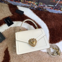 550 [Dolce Gabbana] Model number: 4158 Original single crossbody women's bag ➰Delicious handmade Imported cowhide with original hardware bag body with pure handmade oil on top of the top of many celebrities' favorites. Crossbody can be purchased overseas 