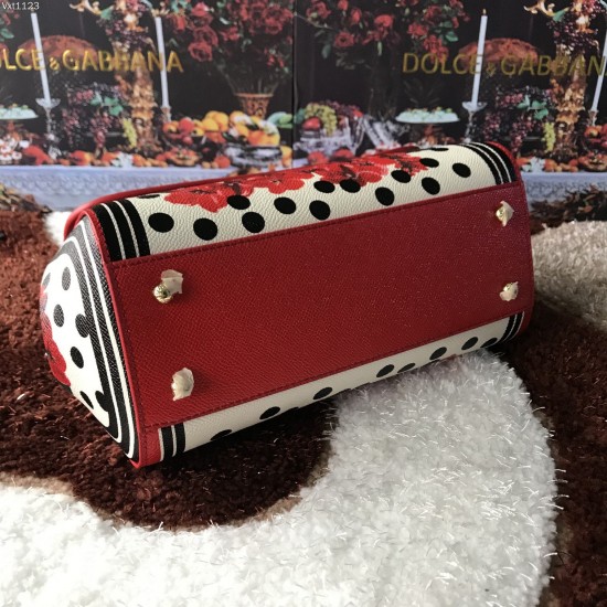 480 [Dolce Gabbana] The same crossbody bag as a celebrity, crossbody, mirror, overseas purchasing special products, fashionable and aura, brand new bag style, any combination can be as long as there is a fashionable heart, you can keep it clearly, when an