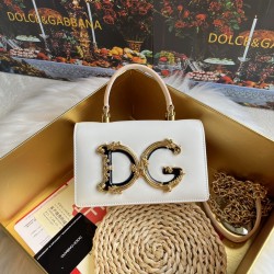 550 【Dolce Gabbana】❤️New.Model number: 9111 original list ➰Delicate and handmade, imported cowhide bag body with pure handmade oil edges on the top, embellished with DG double electroplating sign fashion trend, front flip cover adopts hidden magnetic buck